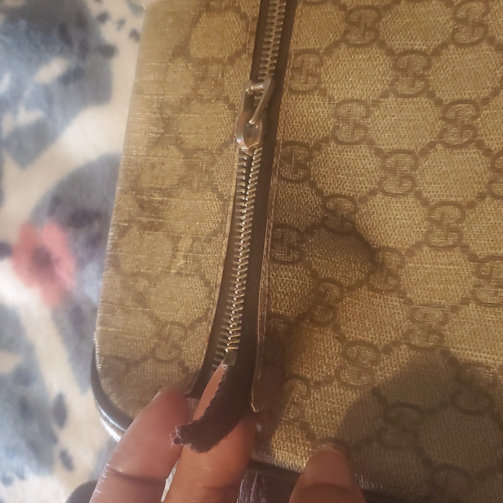 Authentic Large Gucci GG Supreme Crossbody Bag - Picture 9 of 16